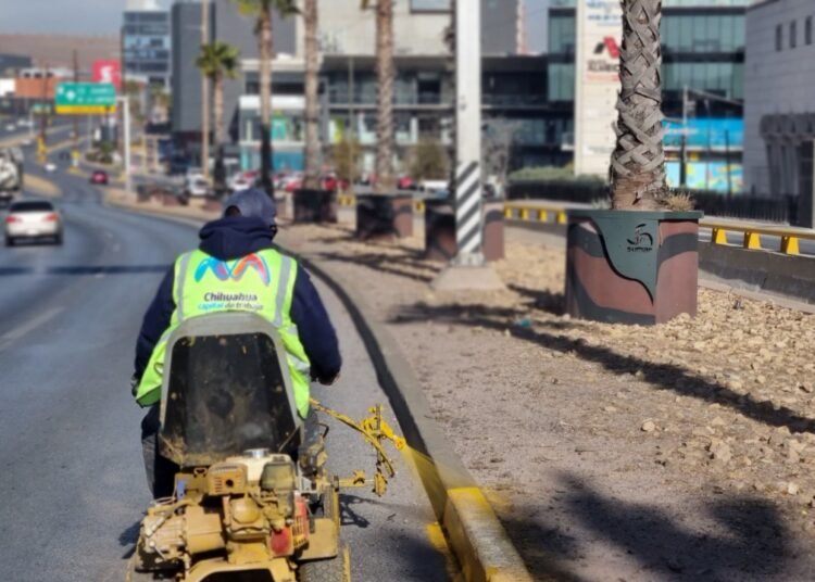 Inician trabajos de pintura de guarniciones en el Periférico de La Juventud