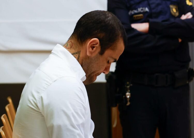 Condenan a Dani Alves a Cuatro Años y Medio de Cárcel por Violación