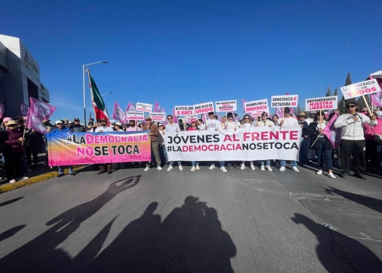 Marcha por la Democracia congrega a cientos de ciudadanos en Chihuahua