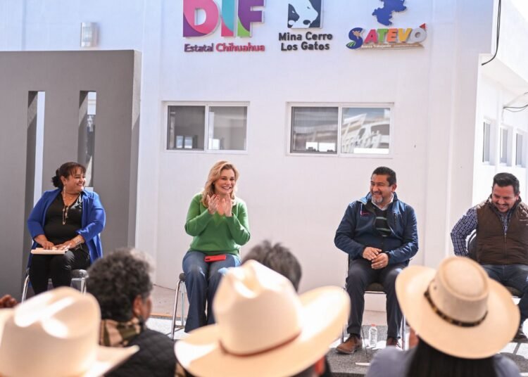 Entrega Maru Campos rehabilitación de 43 km de caminos y 54 viviendas en Satevó