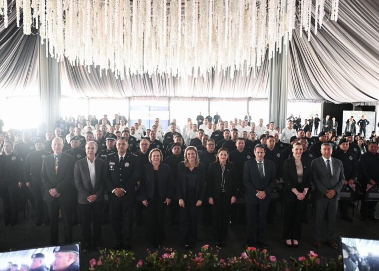 Entrega gobernadora Maru Campos estímulos al personal de la SSPE