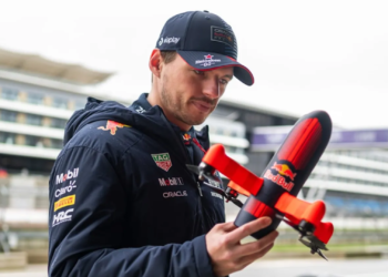 «El Dron con Cámara Más Rápido del Mundo Persigue al RB20 de Max Verstappen a 350 km/h en Silverstone»