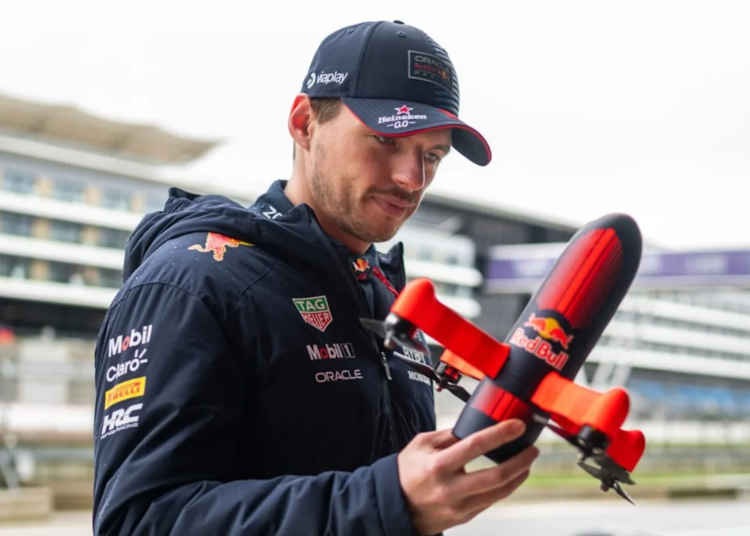 «El Dron con Cámara Más Rápido del Mundo Persigue al RB20 de Max Verstappen a 350 km/h en Silverstone»