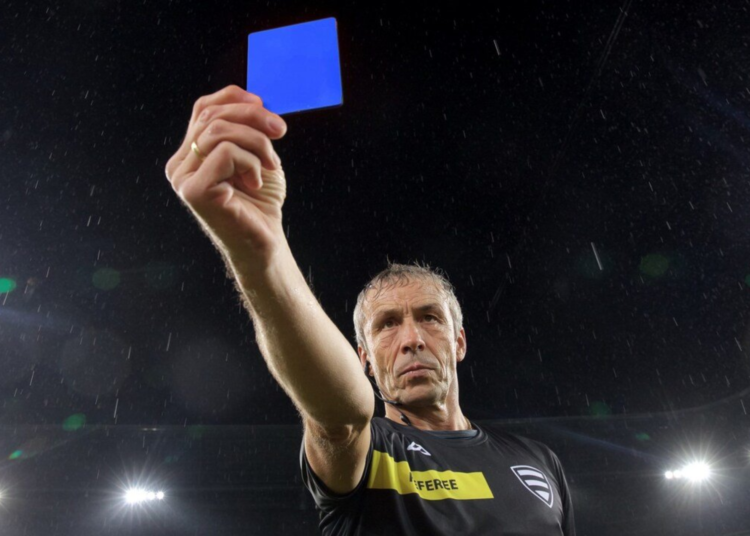 Se probará la tarjeta azul en el fútbol profesional, según The Telegraph