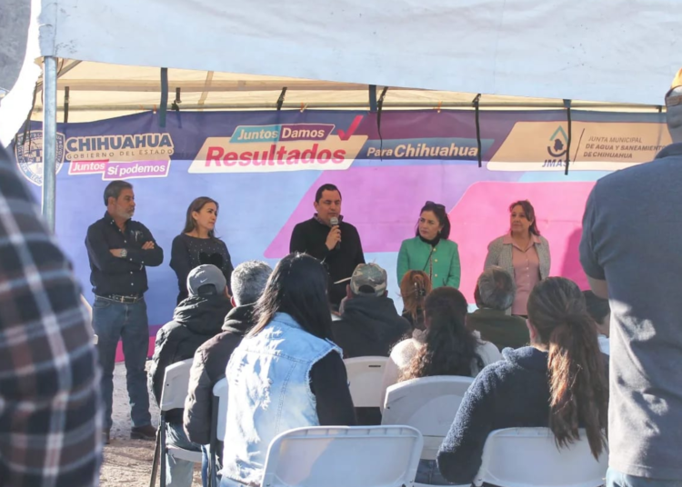 Firma JMAS Chihuahua Con Vecinos de Granjas Cerro Grande Para la Introducción del Alcantarillado Sanitario