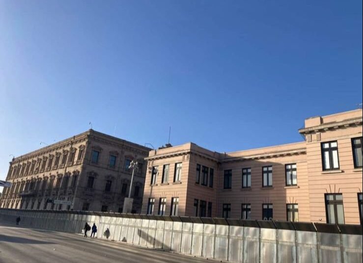 Vallas en Palacio de Gobierno de Chihuahua en Previsión de Manifestación por el Día Internacional de la Mujer