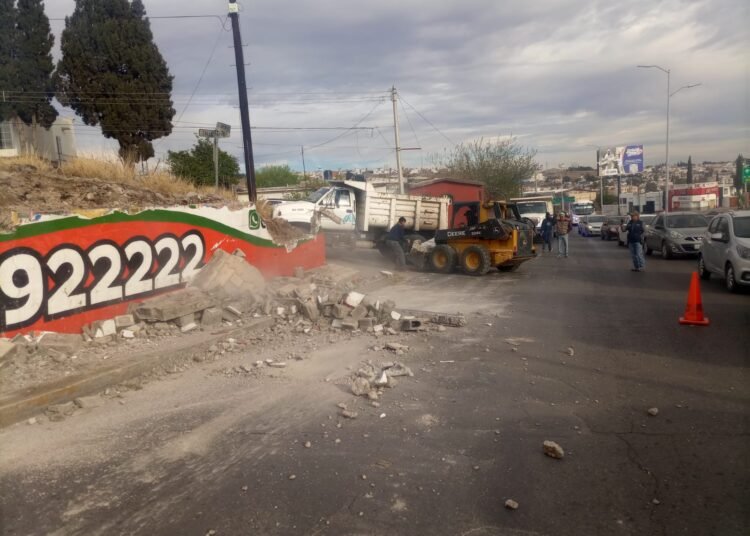 Derrumbe de Barda Inclinada en Periférico de la Juventud: Acción Preventiva del Gobierno Municipal