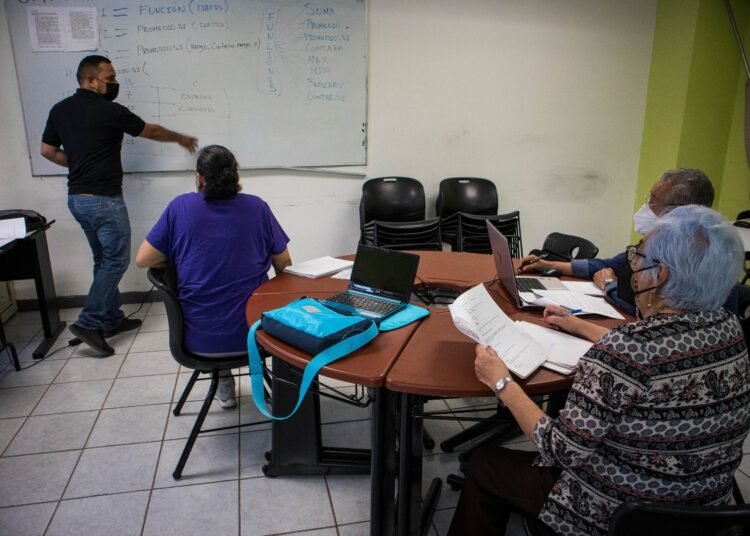 Invitan a Adultos Mayores a Integrarse a las Actividades de las Casas de los Abuelos