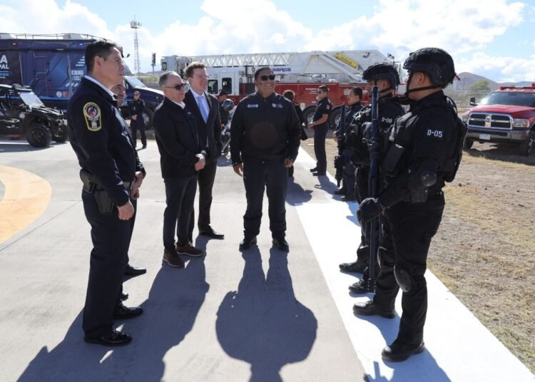 Presentan mandos de la Policía Municipal y Bomberos al Alcalde