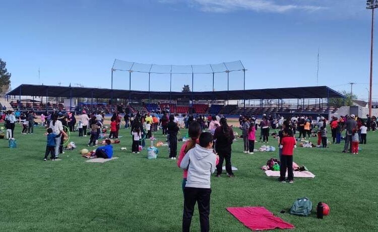 Fortalecen escuelas vínculo afectivo de las familias con Mega Matrogimnasia