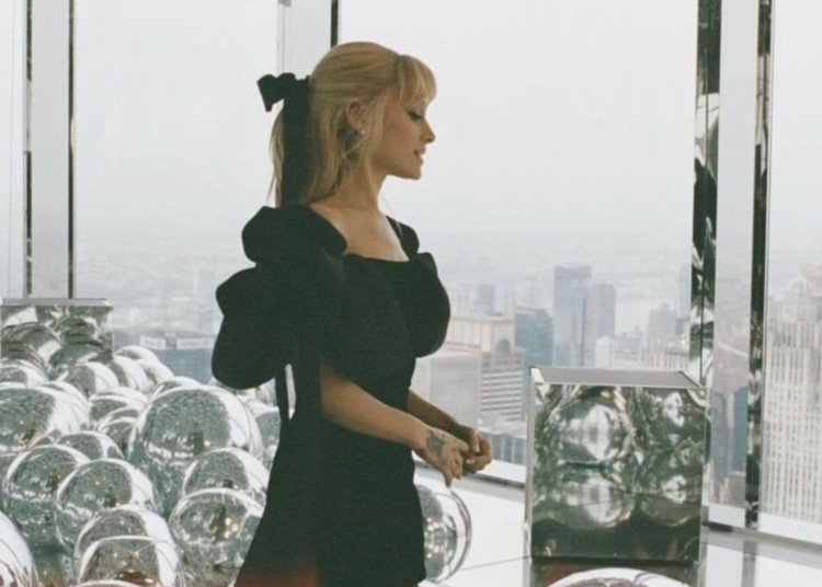 Ariana Grande Deslumbra en una Nueva Fotografía y Anuncia Concierto Exclusivo para Apple Music