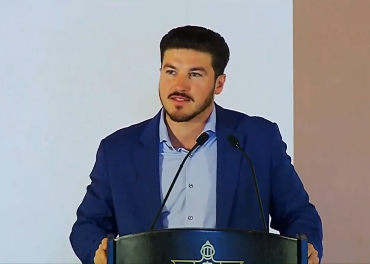Samuel García abandona conferencia ante preguntas sobre triangulación de 200 mdp en Nuevo León