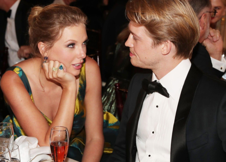 Joe Alwyn, exnovio de Taylor Swift, asegura estar financiado por regalías del «The Eras Tour».