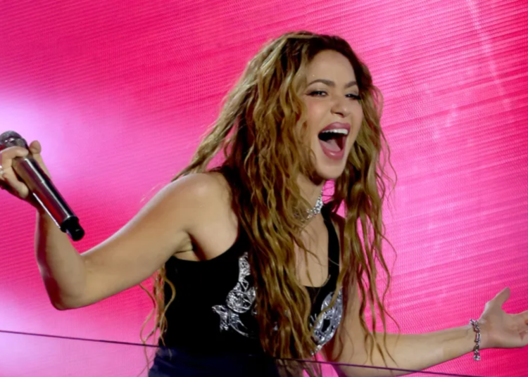 Shakira Deslumbra en Times Square y Celebra con Lucien Laviscount en New York