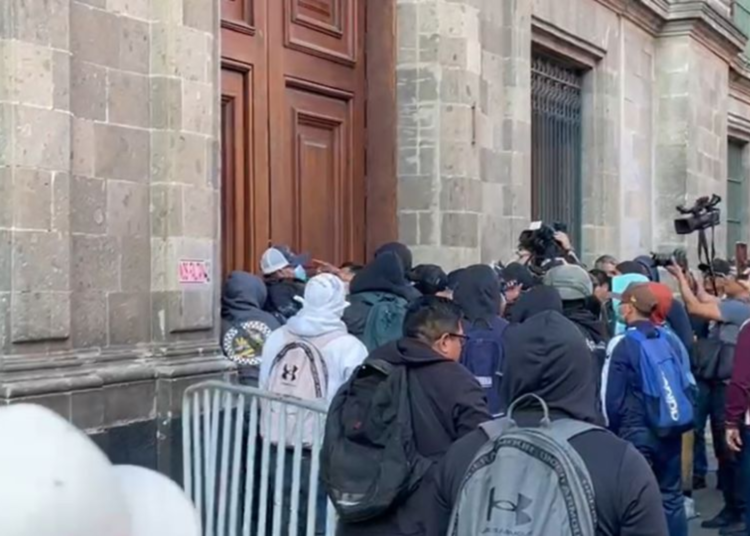 Protesta por Ayotzinapa: Encapuchados vandalizan el Palacio Nacional exigiendo respuestas