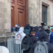 Protesta por Ayotzinapa: Encapuchados vandalizan el Palacio Nacional exigiendo respuestas