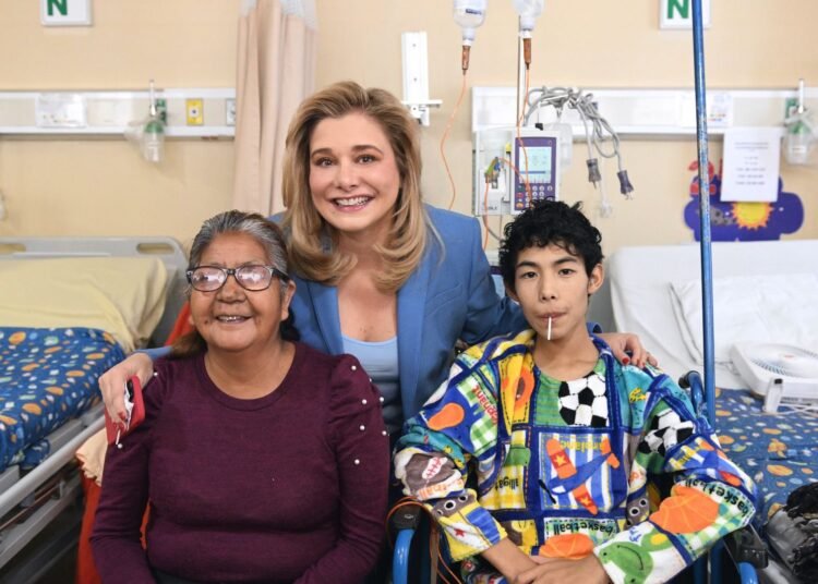 Gobernadora de Chihuahua comparte momentos de alegría y esperanza en el Hospital Infantil de Especialidades