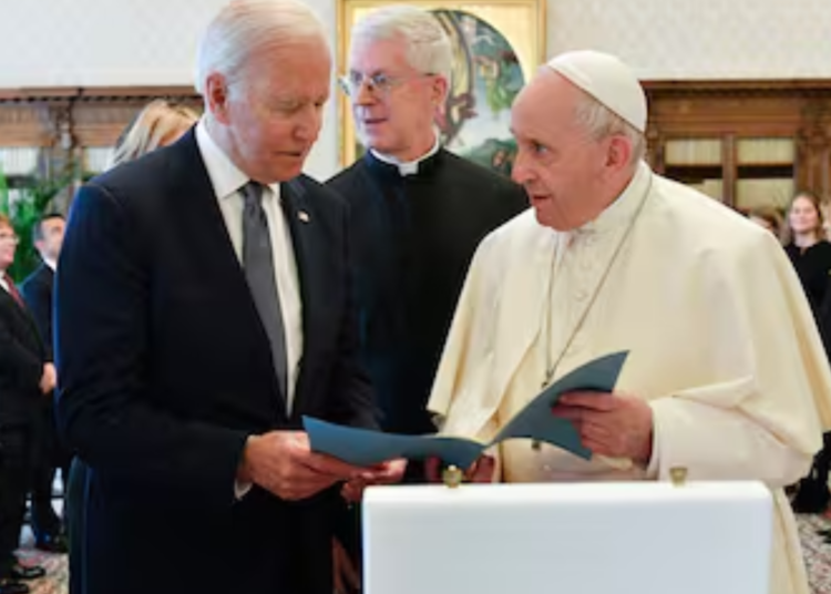 La Casa Blanca Reacciona a las Críticas del Papa Francisco sobre la ‘Teoría de Género’ y Ratifica el Apoyo de Biden a la Comunidad Transgénero