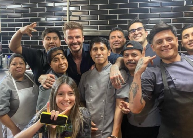 David Beckham sorprende a fans al visitar la cocina de un restaurante para tomarse fotos