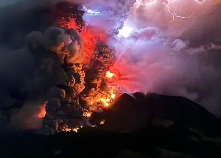 Aumenta Temor de Tsunami tras Erupción del Volcán Ruang en Indonesia