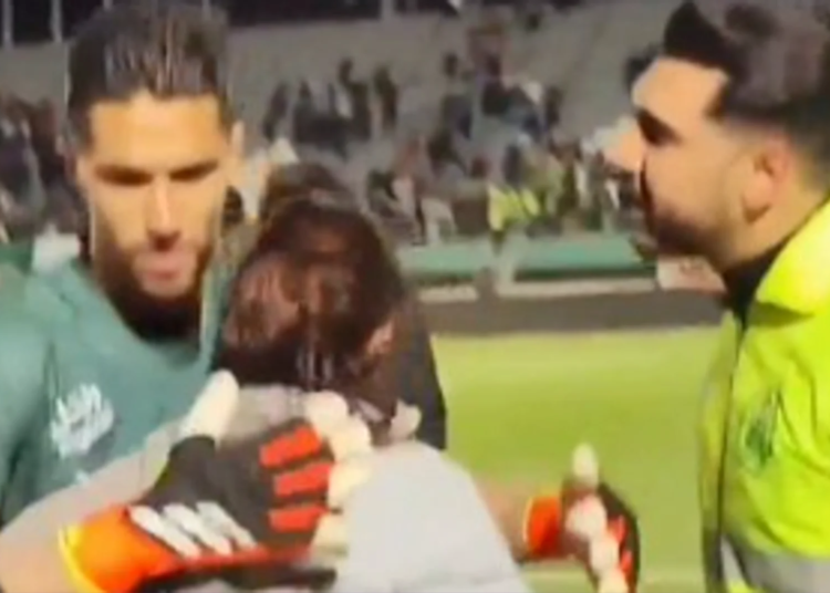 El portero iraní suspendido por abrazar a una mujer durante un partido de fútbol