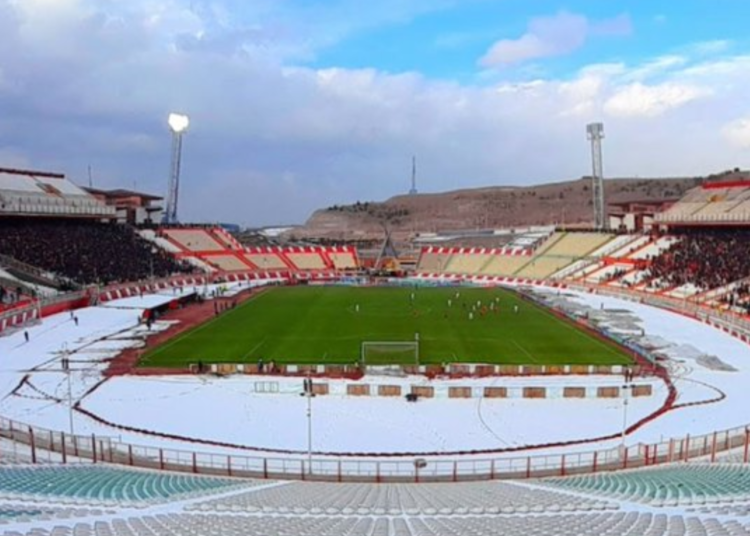 Prohibición de mujeres en estadio de fútbol en Irán desata controversia