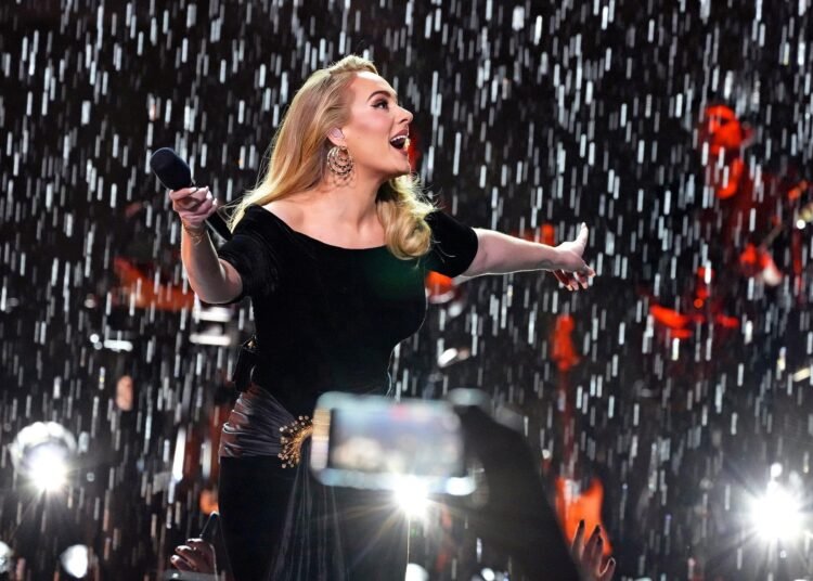 Adele se corona como la artista femenina británica más rica de la historia