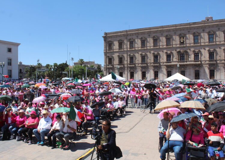 Cientos de chihuahuenses se congregan en apoyo a Xóchitl Gálvez en la Plaza del Ángel