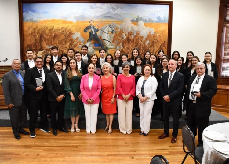 Estudiantes de Delicias ganan prestigioso concurso internacional de negocios en Londres