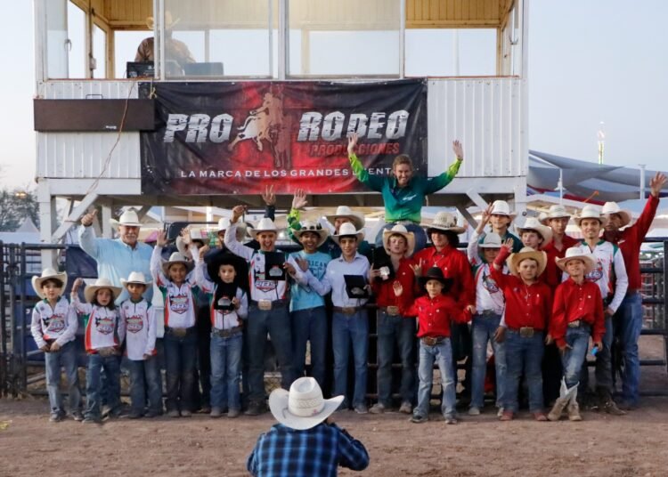 Participan Chihuahuenses en Campeonato Internacional de Monta de Toros en Feria de Santa Rita