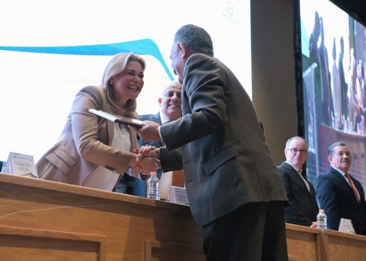Reconoce Gobernadora trayectoria de 478 docentes de la Sección 8 del SNTE