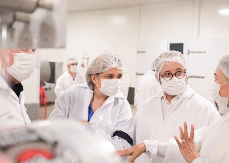 Recorre Gobernadora instalaciones de la empresa Real Foods en Saucillo