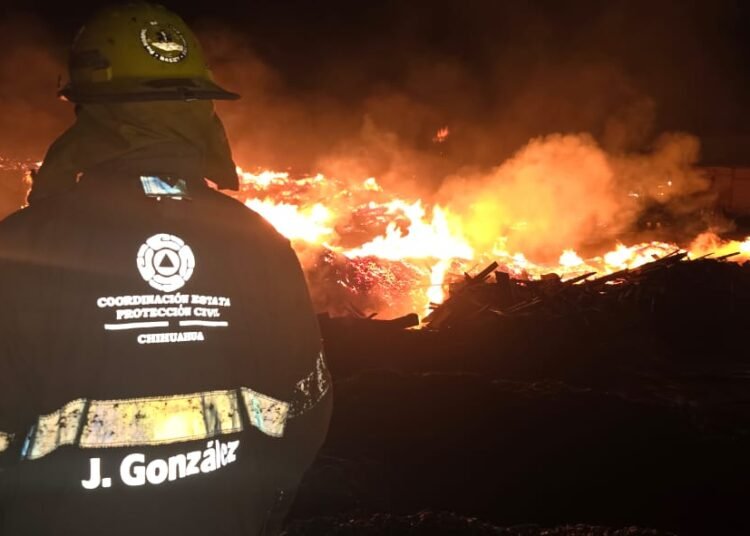 Atienden cuerpos de emergencia de diferentes municipios incendio de aserradero en Madera