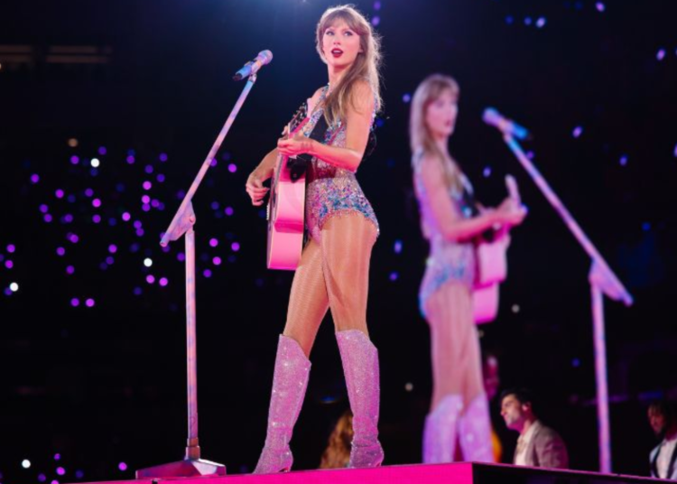 Taylor Swift estrena nuevo bodysuit naranja en París