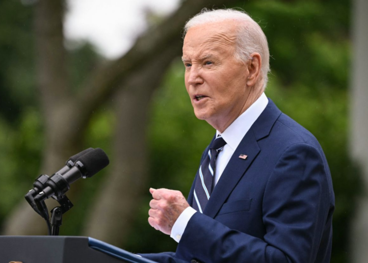 Biden anuncia nuevos aranceles a importaciones de vehículos eléctricos chinos