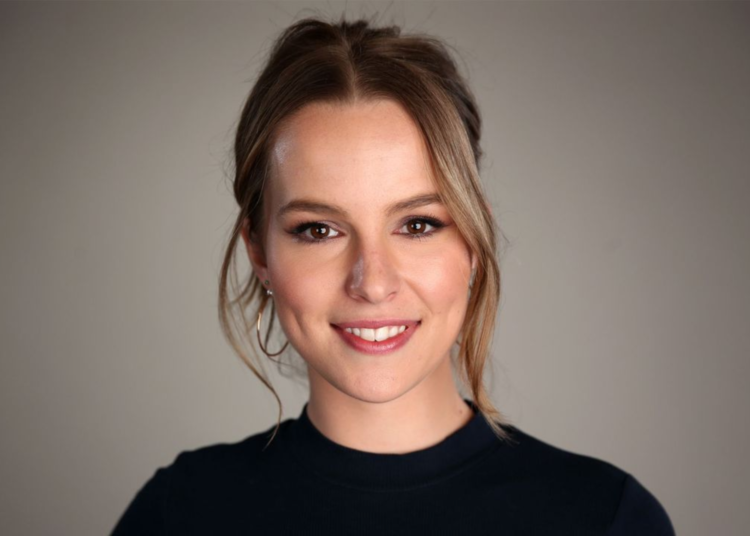 ¡Bridgit Mendler se gradúa de Derecho en Harvard!