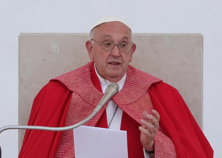 El Papa Francisco se disculpa por el uso de un término al defender la exclusión de homosexuales en seminarios