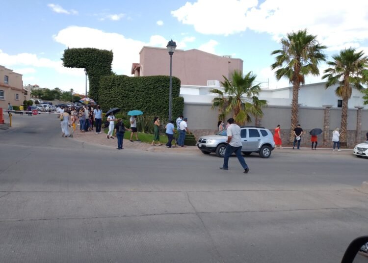 Alta Afluencia en la Casilla del Colegio Everest en Día de Elecciones