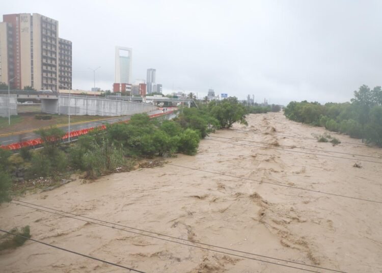 El Río Santa Catarina Alcanza Niveles Críticos Debido a las Torrenciales Lluvias de «Alberto»