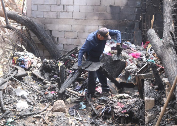 Retira Gobierno Municipal 1.9 toneladas de basura en casa quemada