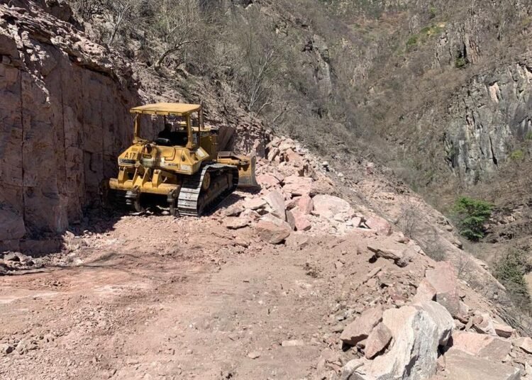 Gobierno del Estado retira 7 mil toneladas de roca para abrir camino a comunidad indígena en Urique