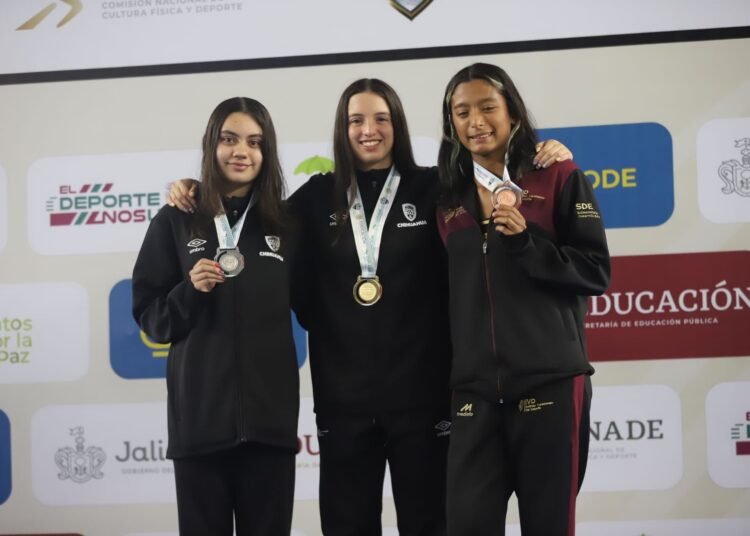 Par de oros y 3 platas para Chihuahua en Natación