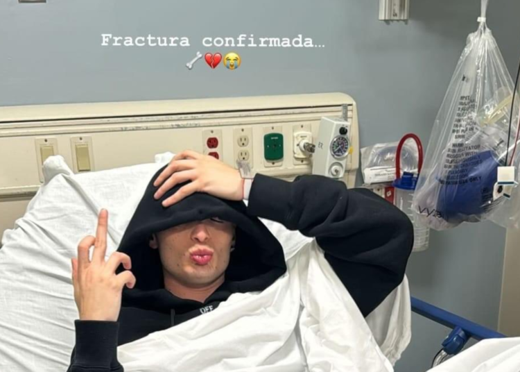 Peso Pluma sufre caída y fractura durante presentación en Nueva York