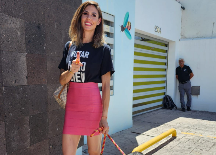 Isabel Elkán, candidata a diputada de distrito 15, emite su voto