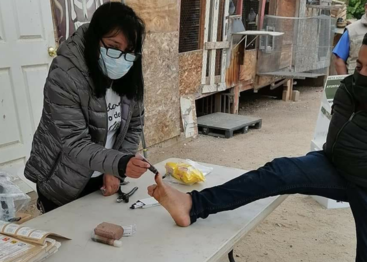 Joven Sin Brazos Vota y Demuestra que la Determinación Supera Cualquier Obstáculo