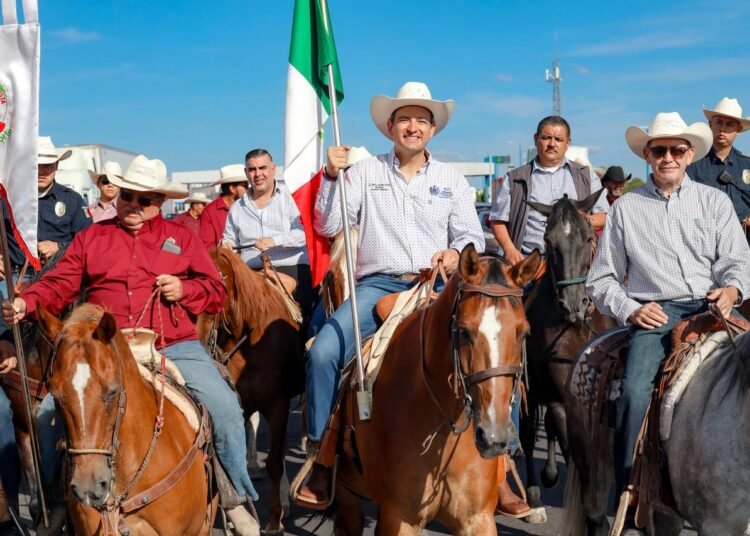 Recibe Alcalde a Cabalgata Villista en entrada de Chihuahua