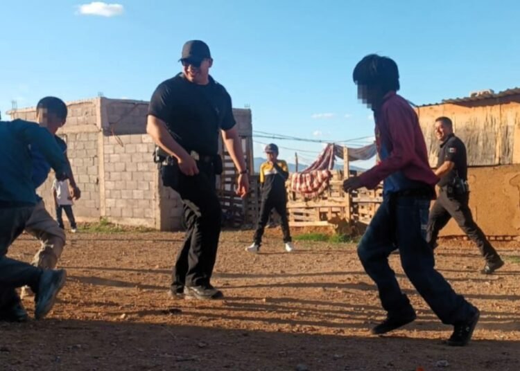 Apoyan policías municipales a jóvenes de asentamientos ralámuli a prevenir adicciones y malas conductas