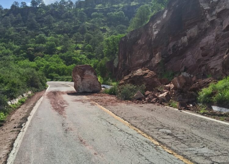Libera Estado tramo de la carretera federal Parral-Guadalupe y Calvo bloqueado por deslave