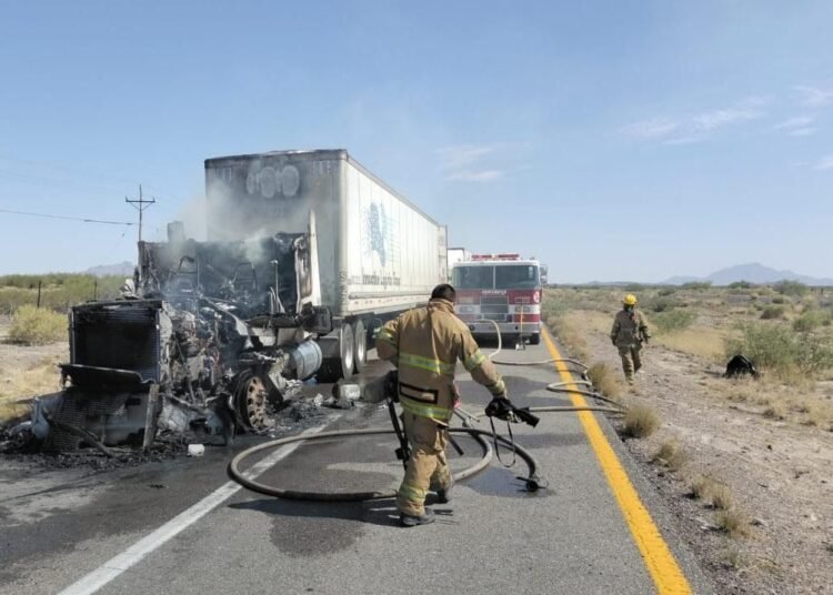 Cierran tramo carretero Juárez-Ahumada por accidente automovilístico