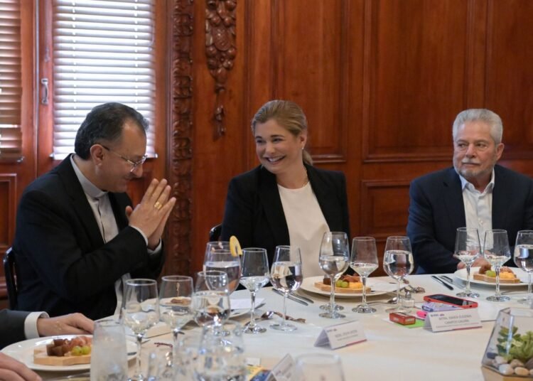 Gobernadora Maru Campos recibe al Nuncio Apostólico en México, Monseñor Joseph Spiteri